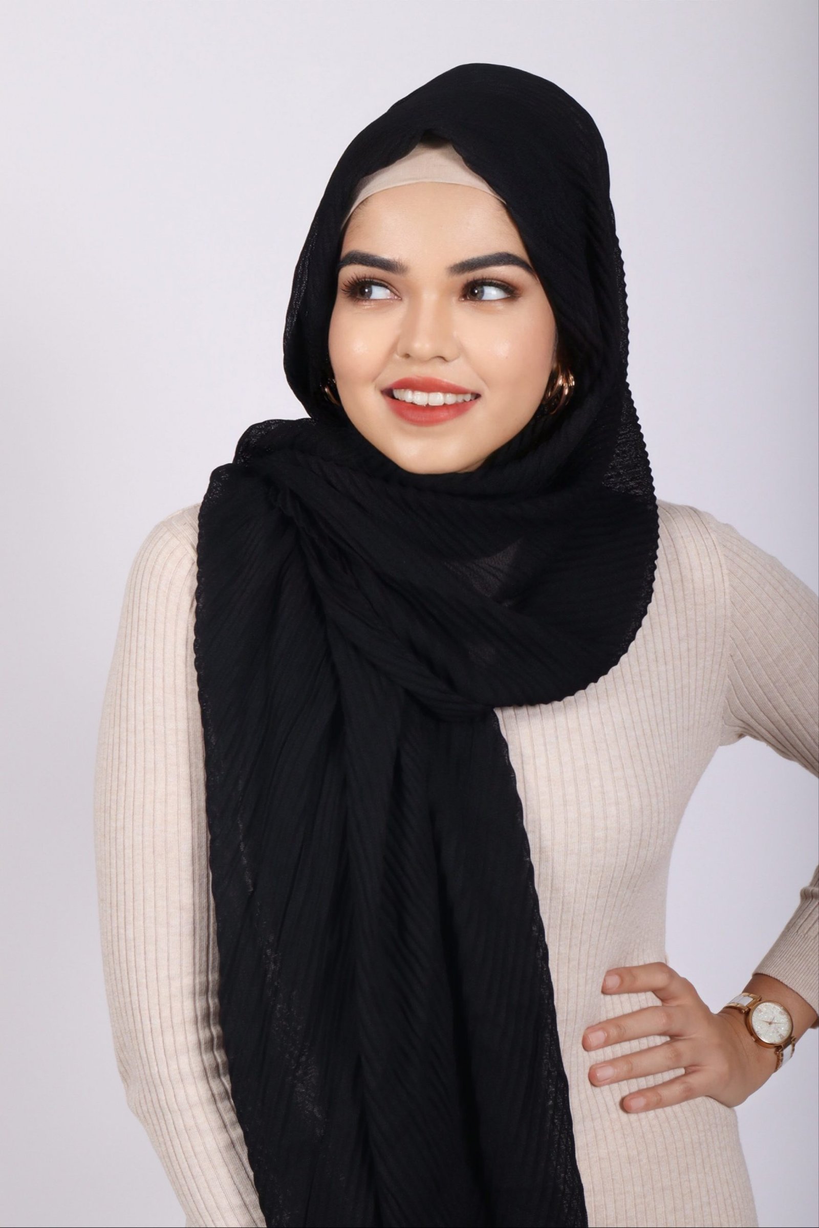 Black Cotton Pleated Hijab - Image 4