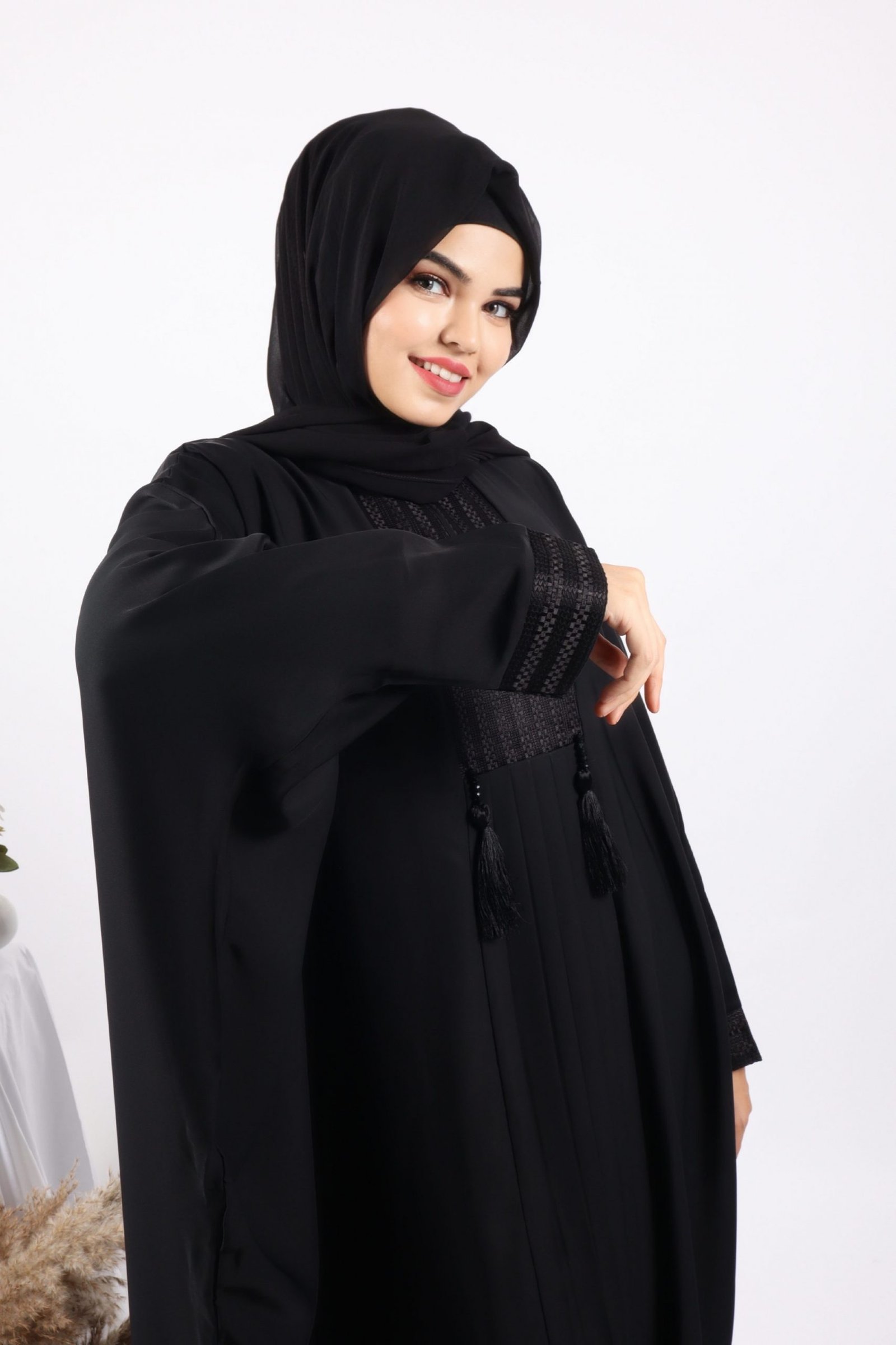 Niyara Luxury Pleated Emirati Kaftan - Image 4