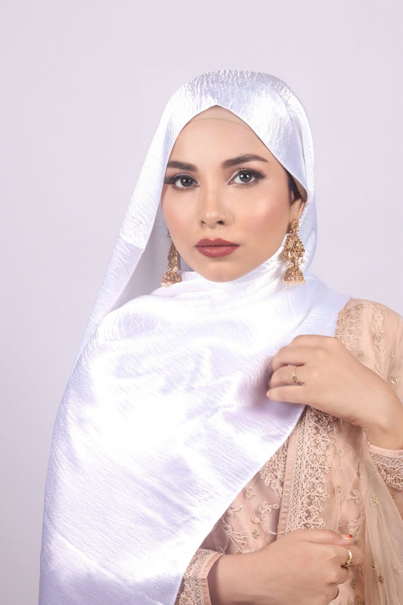 Pearl White Marble Satin Hijab - Image 2