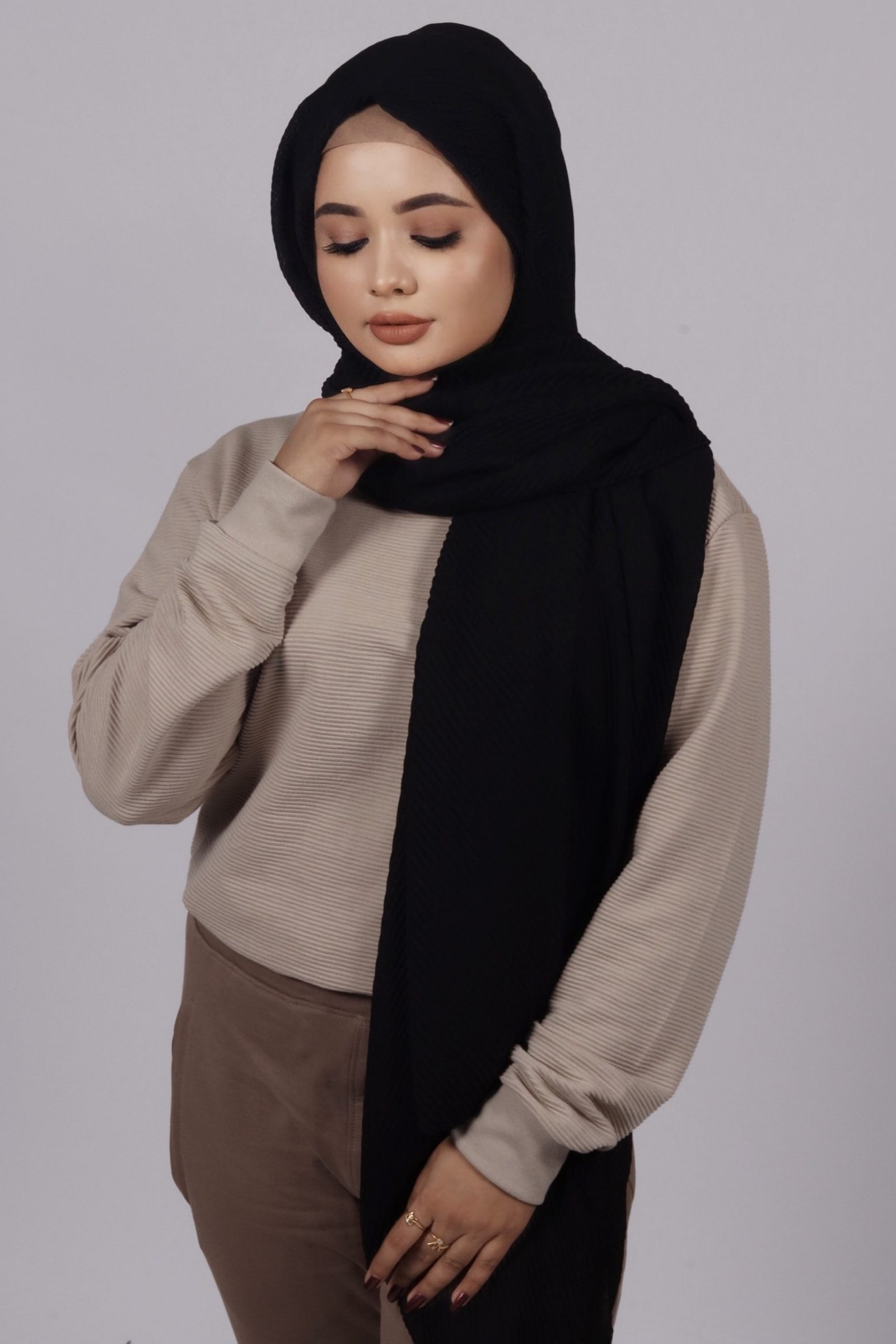 Black Cotton Pleated Hijab - Image 3